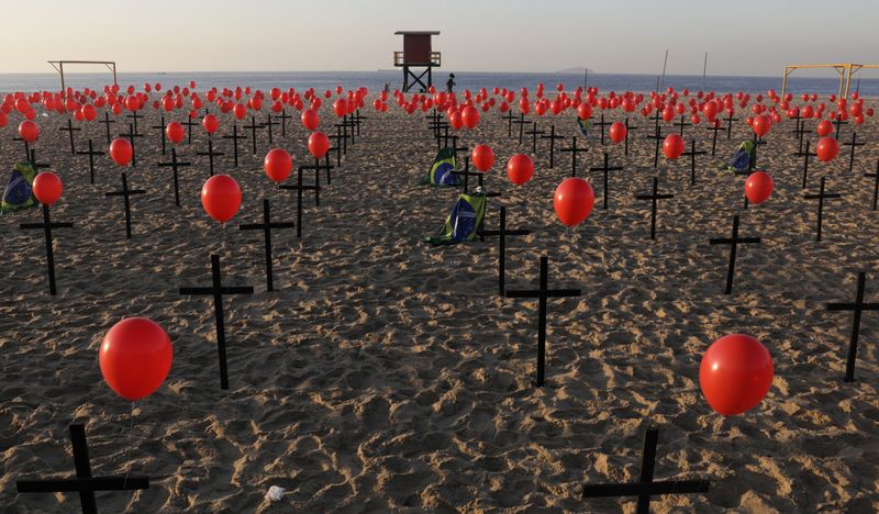 © Reuters. Tribute to the victims of the coronavirus disease (COVID-19) in Rio de Janeiro