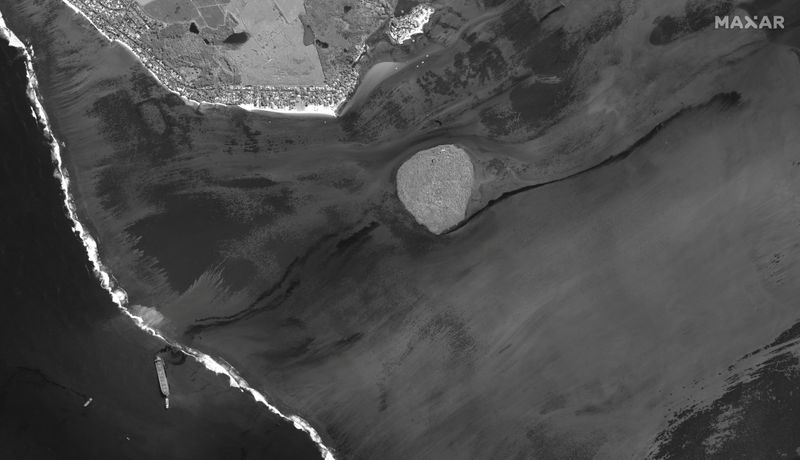 © Reuters. A satellite image shows the MV Wakashio ship and the oil spill off the southeast coast of Mauritius