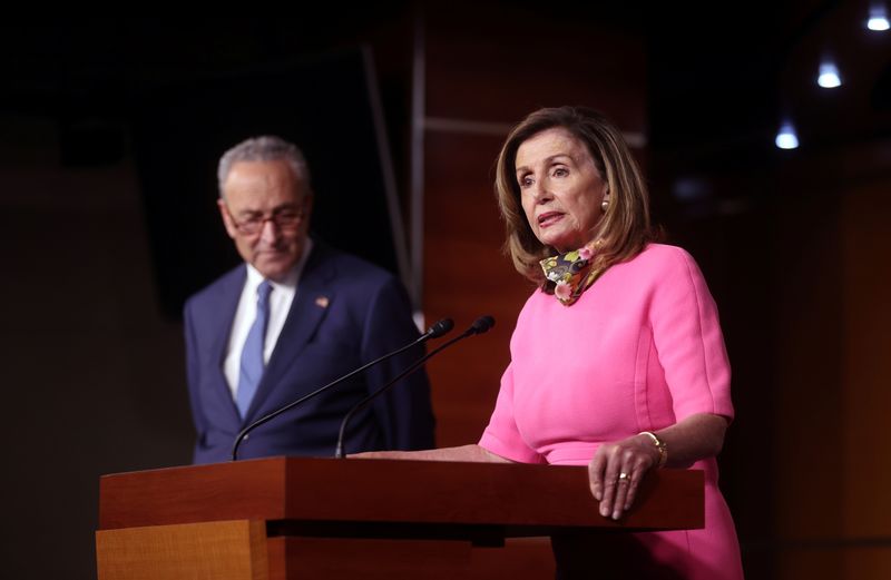 &copy; Reuters. La presidenta de la Cámara de Representantes, Nancy Pelosi (D-CA), habla junto al líder de la minoría del Senado, Chuck Schumer (D-NY), durante una conferencia de prensa en el Capitolio de Washington