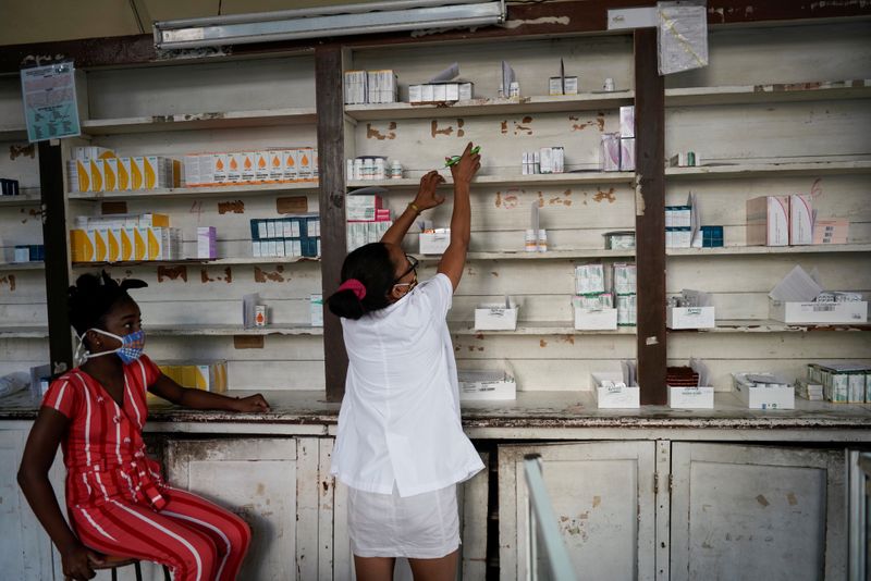 &copy; Reuters. Foto de archivo ilustrativa de una empleada en una farmacia en La Habana