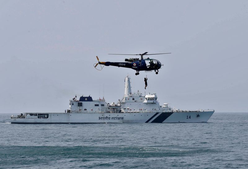 © Reuters. FILE PHOTO: An Indian Navy 