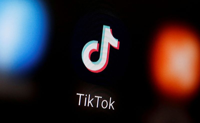 &copy; Reuters. FOTO DE ARCHIVO: El logo de TikTok en un smartphone en esta ilustración