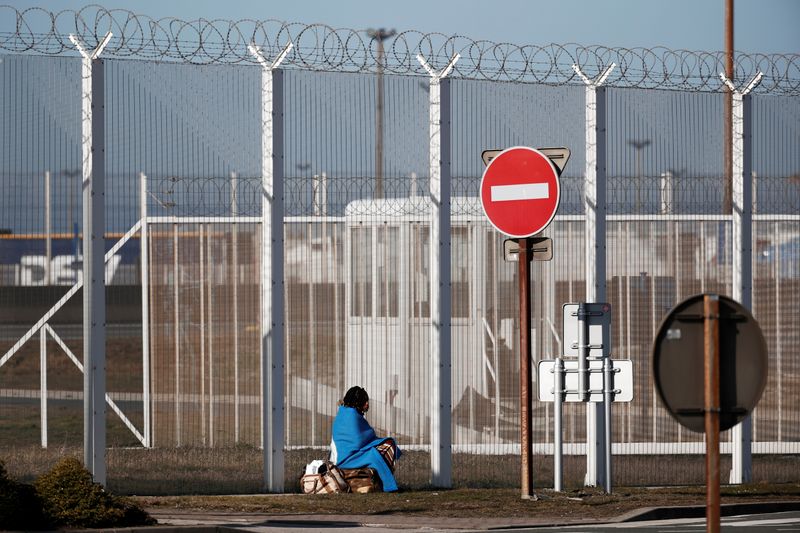 &copy; Reuters. MIGRANTS: PARIS VEUT QUE LONDRES FINANCE LES CONTRÔLES DANS LA MANCHE