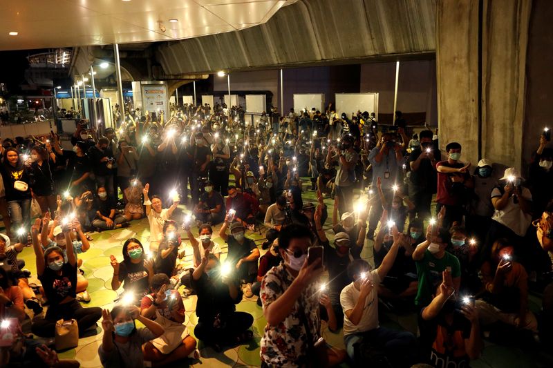 © Reuters. Thai protesters demand the release of activist leaders, in Bangkok