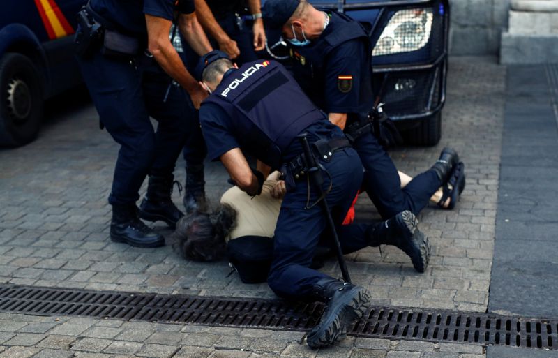 &copy; Reuters. A person is detained by police officers during a protest against Spain&apos;s monarchy for the first time since former Spanish King Juan Carlos left the country amid an investigation into his involvement in a high-speed rail contract in Saudi Arabia, in M