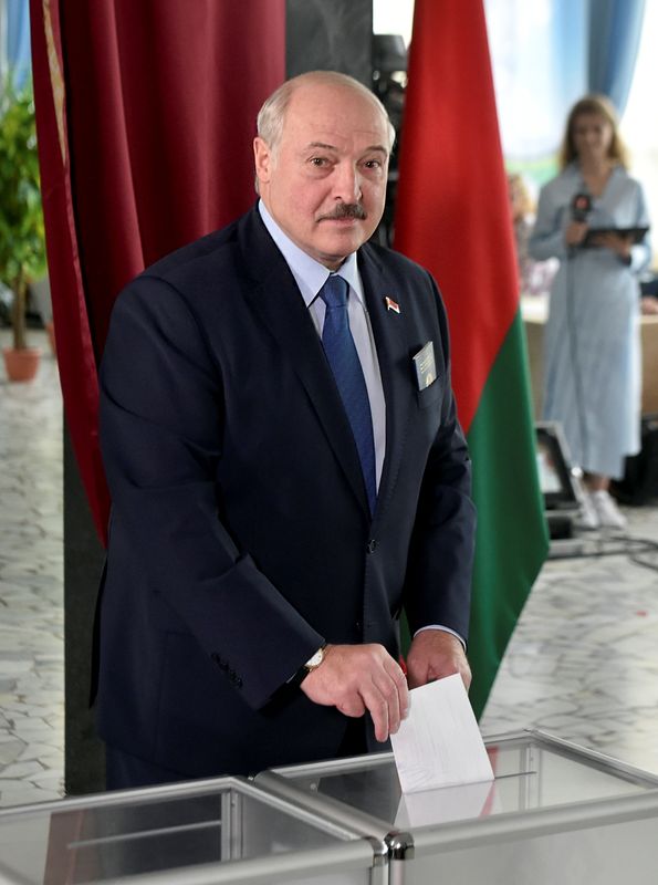 &copy; Reuters. رئيس روسيا البيضاء يتجه للفوز بفترة سادسة والشرطة تقمع احتجاجات