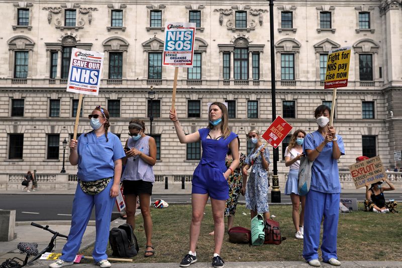 &copy; Reuters. Manifestación contra el manejo de la crisis sanitaria del coronavirus por parte del gobierno en Londres