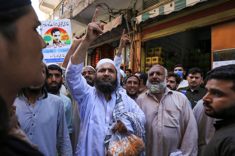 © Reuters. People chant slogans in favour of a man who, according to the Pakistani police, is suspected of killing U.S. national Tahir Ahmed Naseem during a proceeding at a judicial complex, in a protest rally demanding his release, in Peshawar,