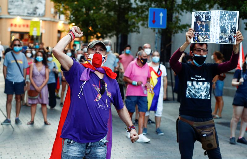 &copy; Reuters. محتجون يدعون لإنهاء الملكية في إسبانيا بعد خروج العاهل السابق من البلاد