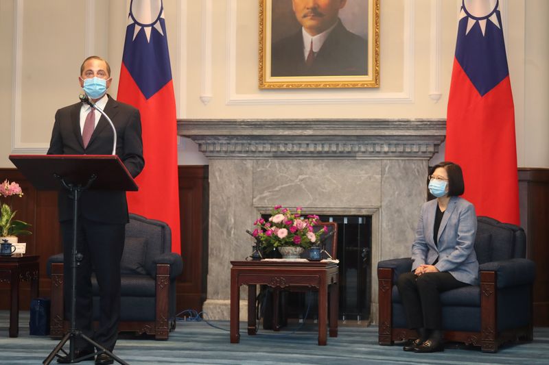 &copy; Reuters. U.S. Secretary of Health and Human Services Alex Azar wearing a face mask attends a meeting with Taiwan President Tsai Ing-wen in Taiwan