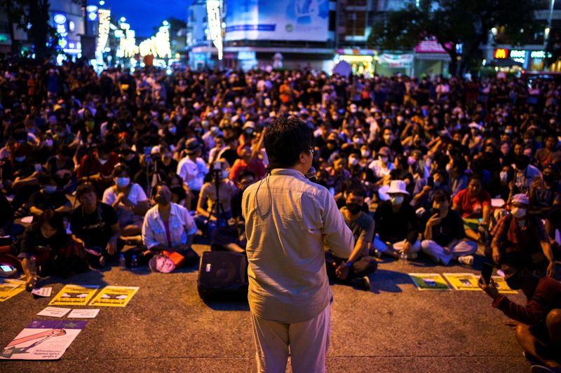 &copy; Reuters. FILE PHOTO: Anti-government protesters protest in Thailand