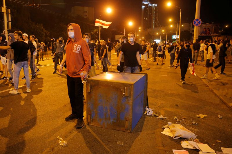 &copy; Reuters. Clashes with opposition supporters after polls closed at the presidential election in Minsk