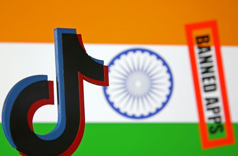 &copy; Reuters. FOTO DE ARCHIVO: El logotipo de TikTok sobre bandera de India y señal de prohibición