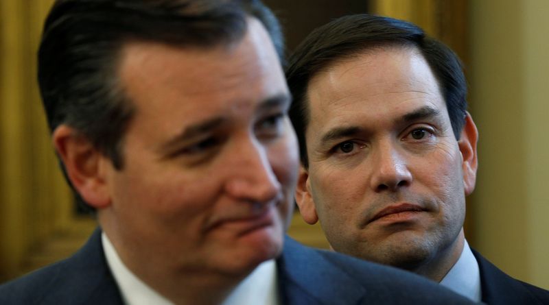 &copy; Reuters. Il senatore Ted Cruz e il senatore Marco Rubio, partecipano alla cerimonia per la firma dell&apos;S442, il NASA transition authorization act , presso la Casa Bianca a Washington