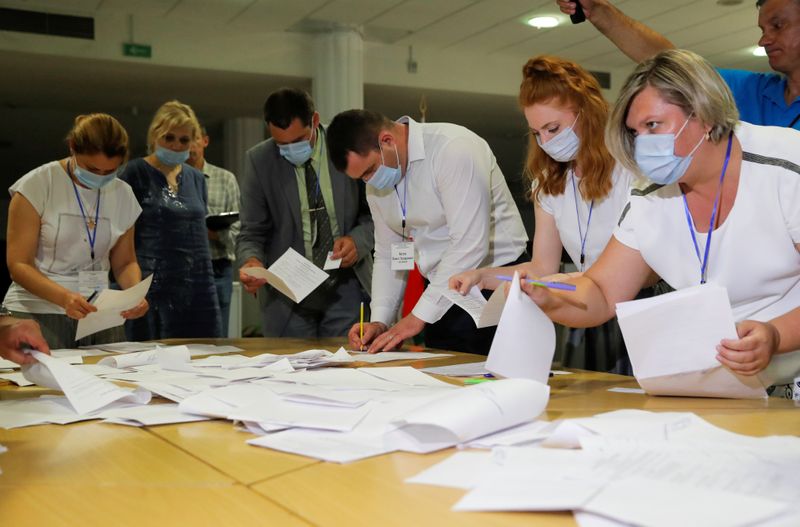 &copy; Reuters. Сотрудники местной избирательной комиссии подсчитывают бюллетени на избирательном участке во время президентских выборов в Белоруссии