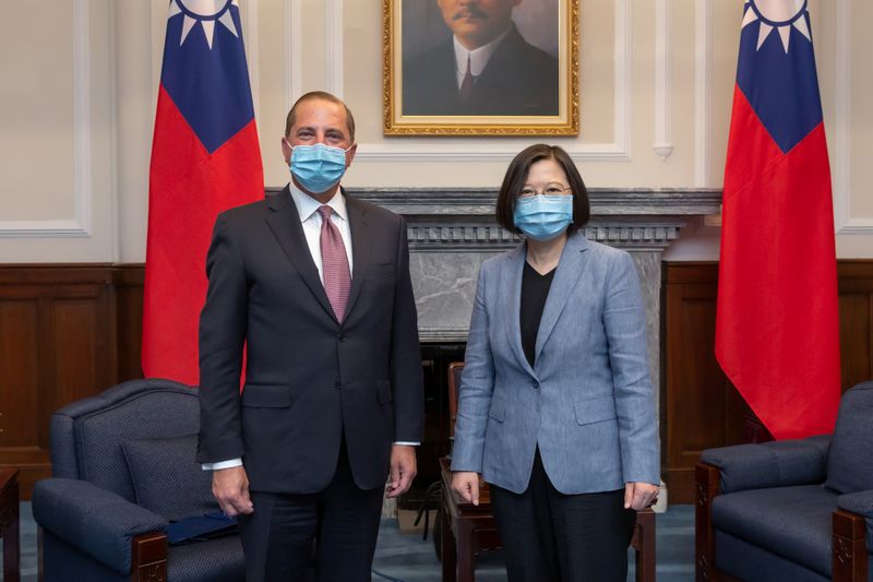 © Reuters. U.S. Secretary of Health and Human Services Alex Azar and Taiwan President Tsai Ing-wen, both wearing face masks, pose for photos during their meeting at the presidential office, in Taipei