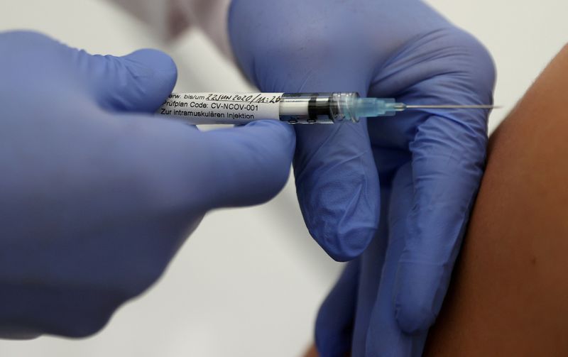 &copy; Reuters. FOTO DE ARCHIVO: El profesor Gottfried Kremsner inyecta una vacuna contra la enfermedad del coronavirus (COVID-19) de la compañía alemana de biotecnología CureVac a un voluntario al comienzo de una serie de pruebas clínicas en su instituto de la clín