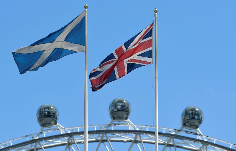 &copy; Reuters. FOTO DE ARCHIVO: Las banderas de Escocia y del Reino Unido en Londres