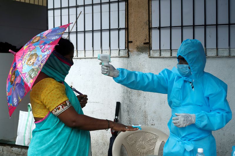 © Reuters. FOTO DE ARCHIVO: El brote de la enfermedad por coronavirus (COVID-19) en Mumbai