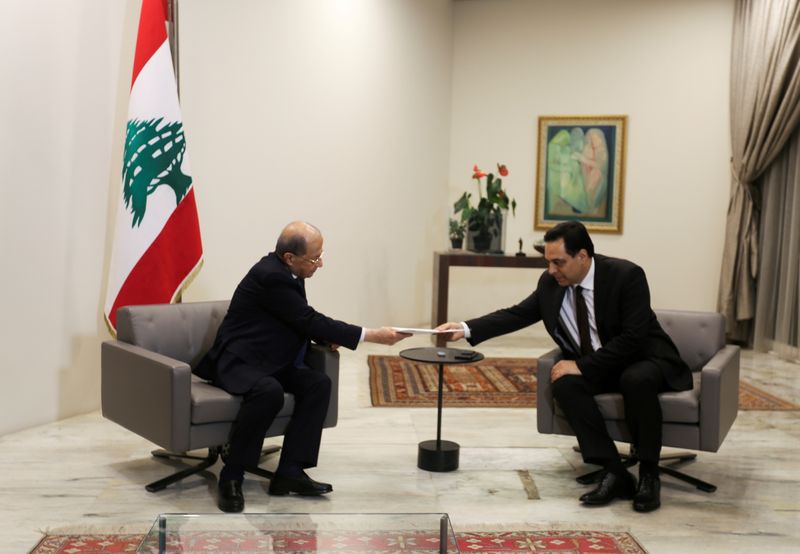 &copy; Reuters. الرئيس اللبناني يقبل استقالة الحكومة ويطالبها بتصريف الأعمال