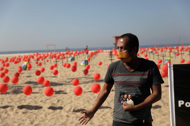 &copy; Reuters. Homenagem a vítimas da Covid-19 na praia de Copacabana, no Rio de Janeiro