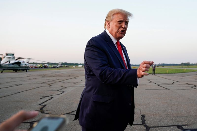 &copy; Reuters. U.S. President Donald Trump boards Air Force One as he departs from Bedminster, New Jersey