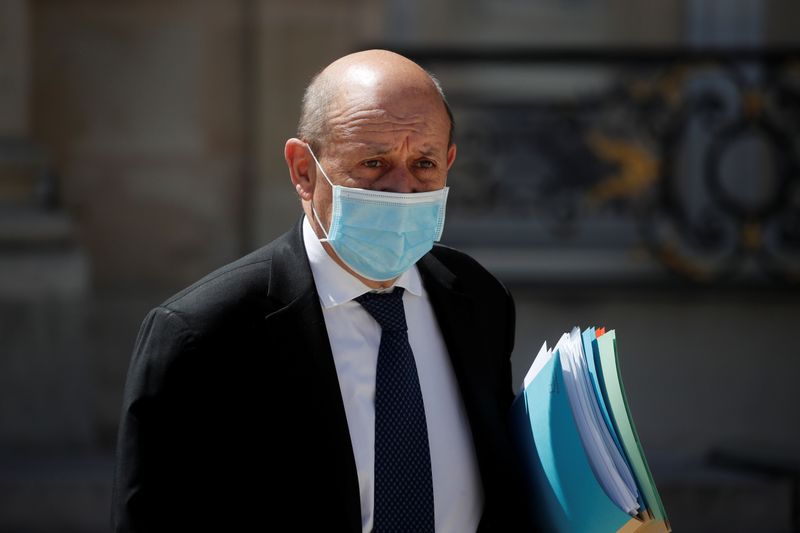 © Reuters. LA FRANCE A PRIS CONNAISSANCE DE LA DÉMISSION DU GOUVERNEMENT LIBANAIS, DIT LE DRIAN