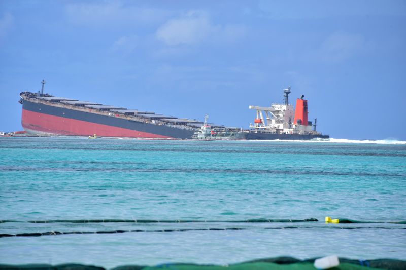 &copy; Reuters. モーリシャス「最悪の事態に備えを」、商船三井の貨物船座礁で