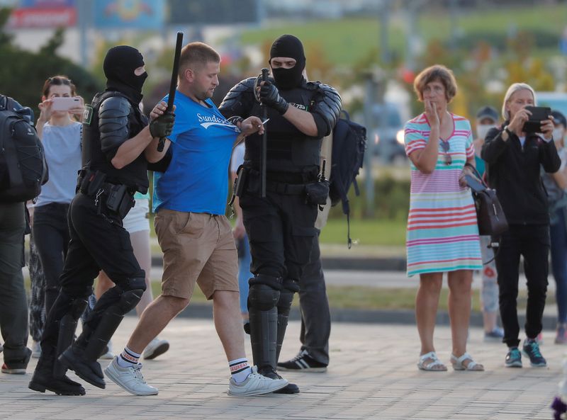 &copy; Reuters. شرطة روسيا البيضاء تطلق الغاز المسيل للدموع في العاصمة لتفريق محتجين