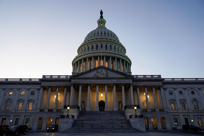 © Reuters. Lights shine from the U.S. Capitol dome prior to Trump impeachment vote in Washington