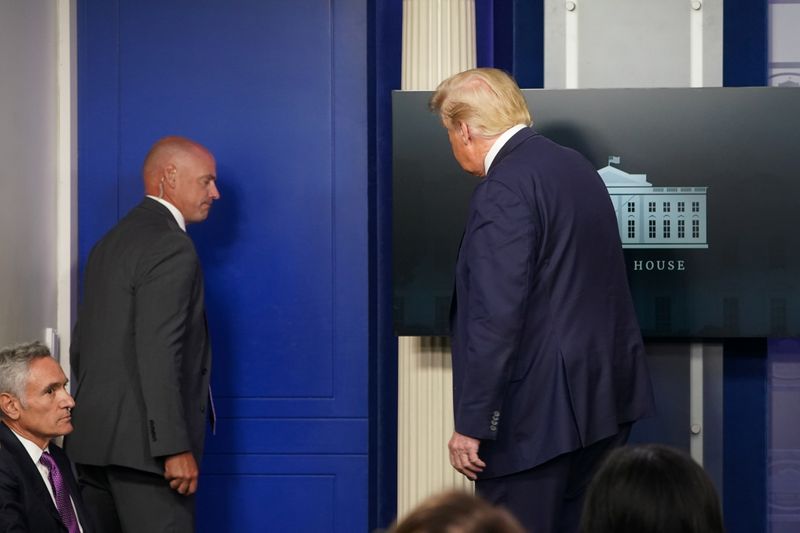 &copy; Reuters. U.S. President Donald Trump holds a coronavirus disease (COVID-19) pandemic briefing at the White House