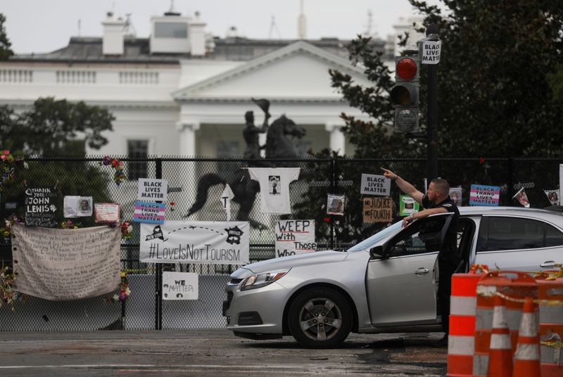 © Reuters. Shooting incident outside the White House, in Washington