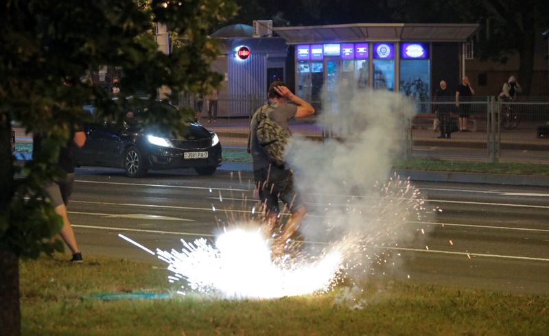 &copy; Reuters. Manifestantes de oposição protestam em Minsk após resultado de eleição