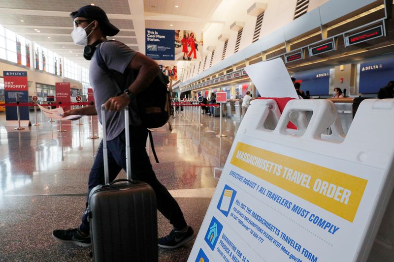 &copy; Reuters. Passageiro com máscara no aeroporto Logan, em Boston