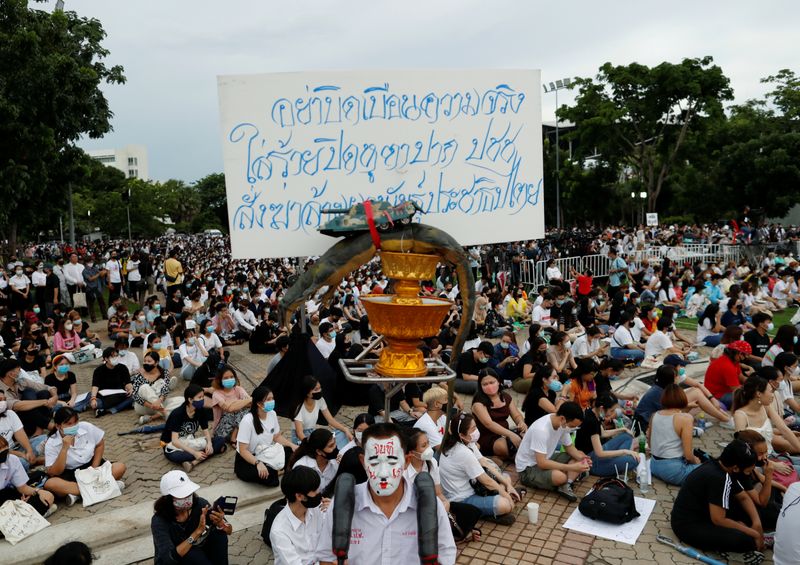 &copy; Reuters. タイ首都バンコク郊外で学生による過去最大規模の反政府集会