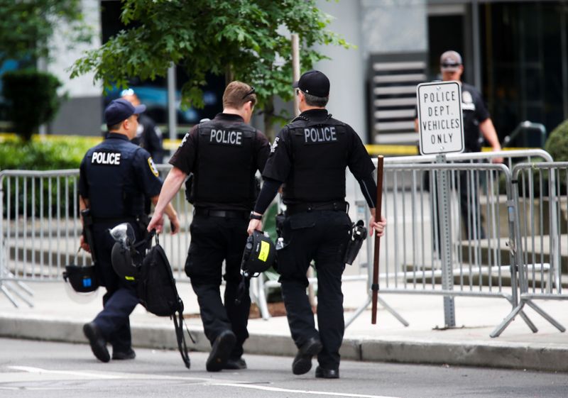 © Reuters. Officers at the Seattle Police Department's West Precinct in Seattle