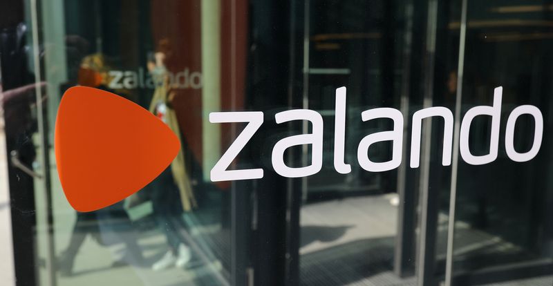 © Reuters. ZALANDO ÉLARGIT SA CLIENTÈLE ET DOUBLE SES VENTES EN LIGNE AU T2
