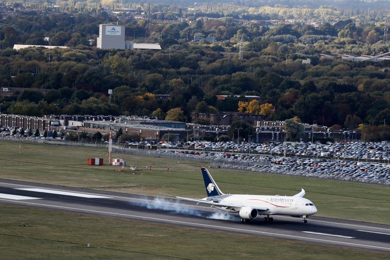 &copy; Reuters. An aircrafts lands at the north runaway at Heathrow Airport near London