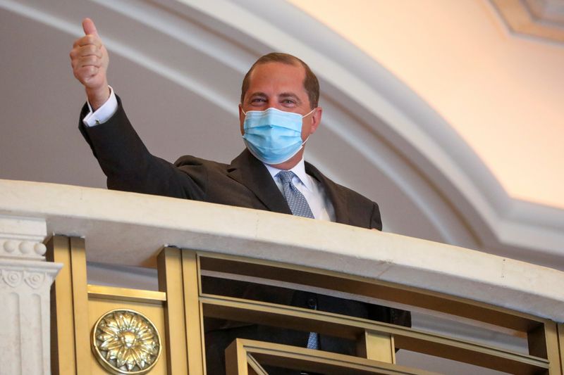 © Reuters. U.S. Secretary of Health and Human Services Alex Azar gestures to the media in Taipei