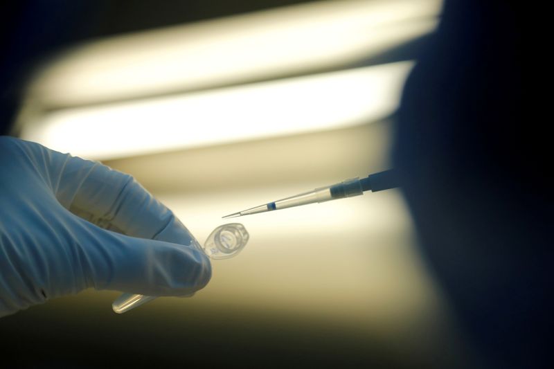 © Reuters. FILE PHOTO: Scientists develop a vaccine against the coronavirus disease in Saint Petersburg