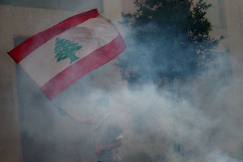 © Reuters. AU LIBAN, LA DÉMISSION DU GOUVERNEMENT N'APAISE PAS LA COLÈRE