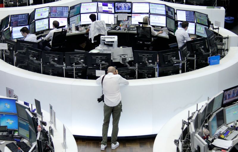 © Reuters. LES BOURSES EUROPÉENNES EN HAUSSE À MI-SÉANCE