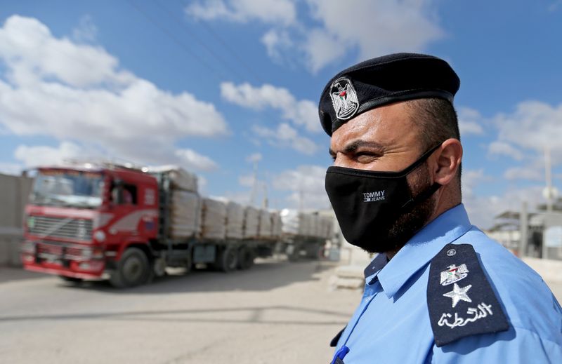 &copy; Reuters. Policial palestino do lado de fora da passagem de Kerem Shalom, entre Gaza e Israel, ao sul da Faixa de Gaza