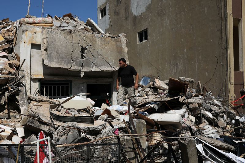 &copy; Reuters. Refugiado sírio caminha sobre escombros de casa destruída por explosão em Beirute