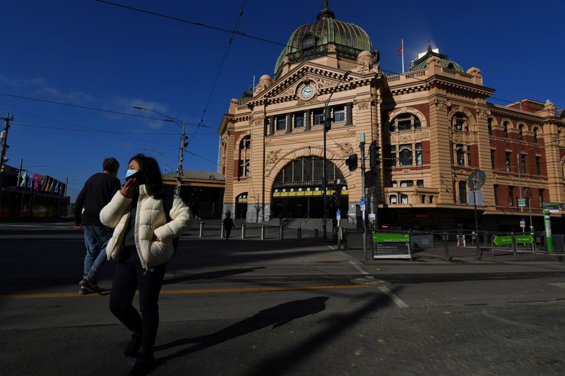 &copy; Reuters. Pessoa com máscara de proteção em meio a lockdown em Melbourne, na Austrália