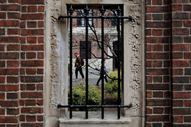 © Reuters. FILE PHOTO: Students and pedestrians walk through the Yard at Harvard University in Cambridge