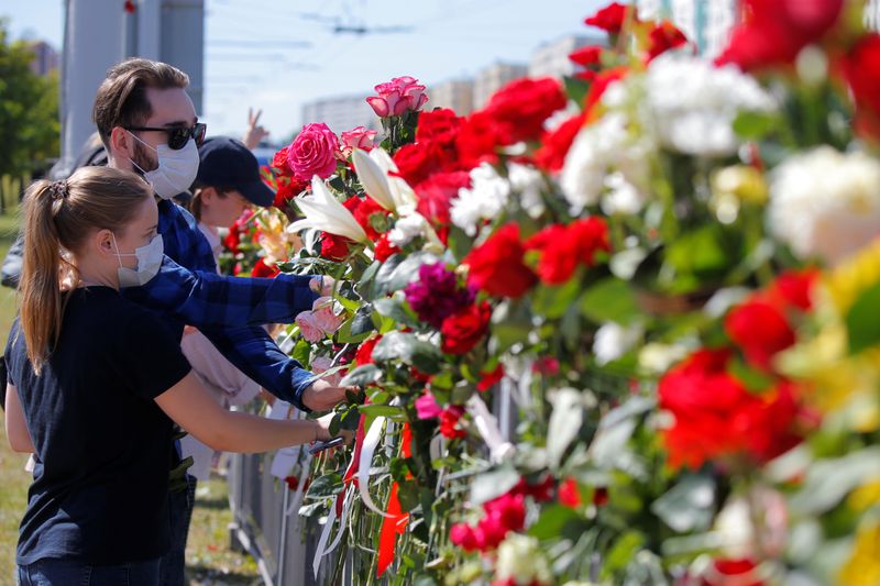 &copy; Reuters. Люди приносят цветы к месту гибели участника протестов  после президентских выборов