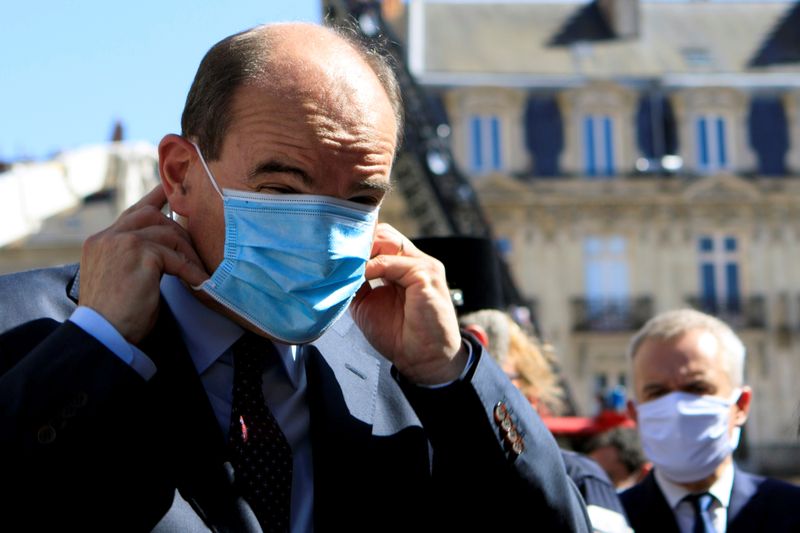 &copy; Reuters. FOTO DE ARCHIVO: El primer ministro francés, Jean Castex, se coloca la mascarilla antes de atender a los medios en Nantes, Francia