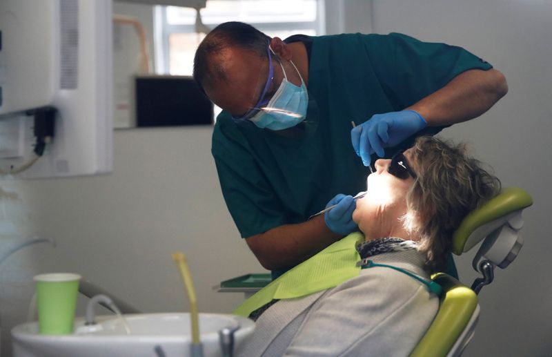 &copy; Reuters. Dentista atende paciente em Milton Keynes, no Reino Unido