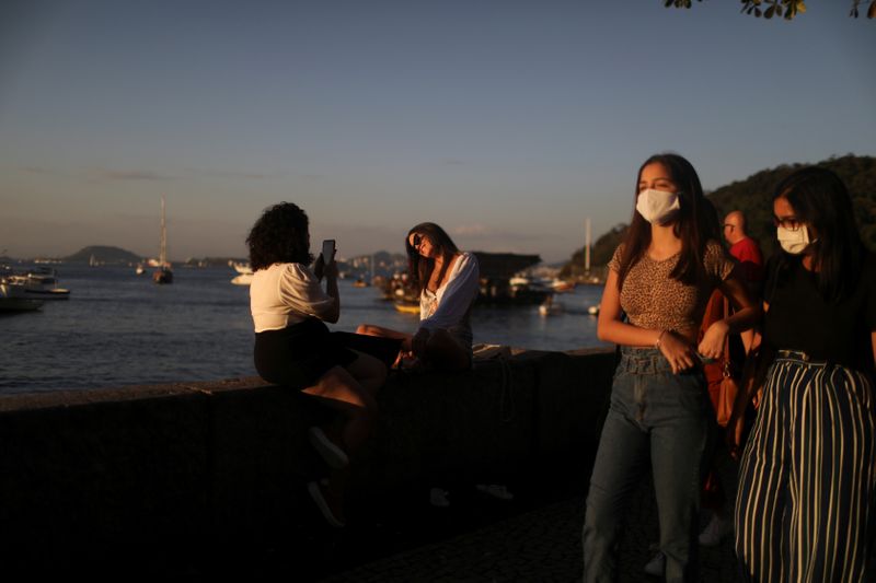 &copy; Reuters. Jovens aproveitam pôr do sol no Rio de Janeiro em meio à pandemia de Covid-19